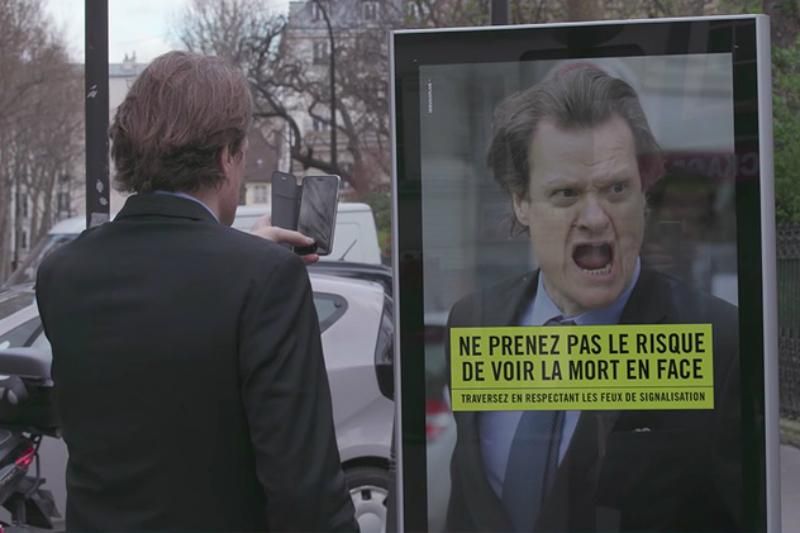 Не смотрел в глаза смерти: пешеходов-правонарушителей остроумно "пугали" во Франции
