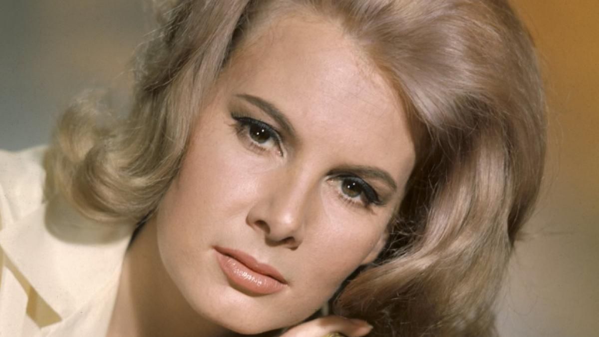 Умерла Молли Питерс, которая играла девушку Джеймса Бонда Умерла Молли Питерс, которая играла девушку Джеймса Бонда