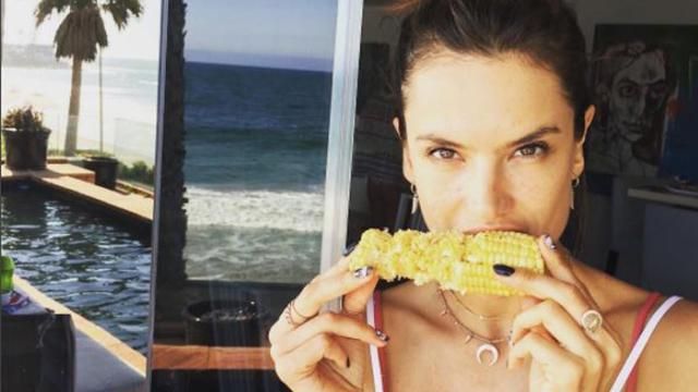 Засмага топлес та ігри з дітьми: як відпочиває "ангел" Victoria's Secret Засмага топлес та ігри з дітьми: як відпочиває "ангел" Victoria's Secret