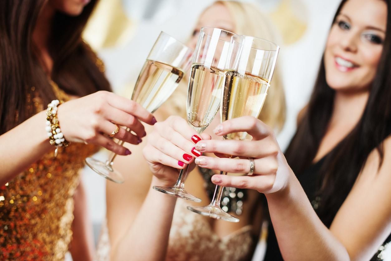 Психологи советуют нервным женщинам пить шампанское