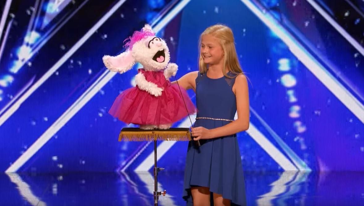 Мережа шаленіє від виступу дівчинки, яка співає із закритими губами Мережа шаленіє від виступу дівчинки, яка співає із закритими губами