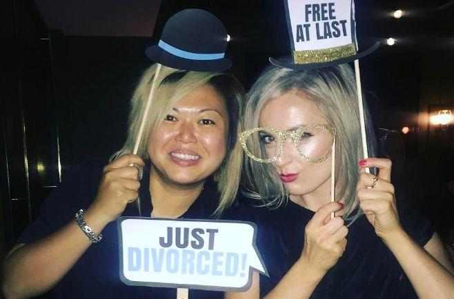 В Instagram появился новый тренд: пары смешно фотографируются после развода