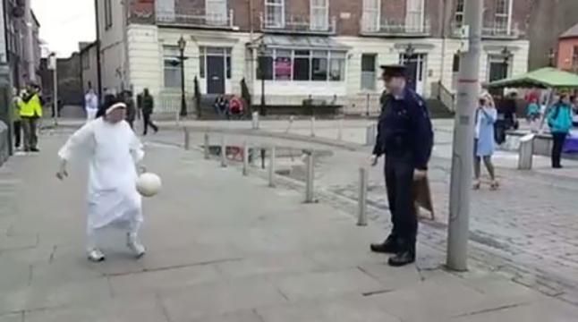 Монахиня посоревновалась с полицейским в набивке мяча: видео