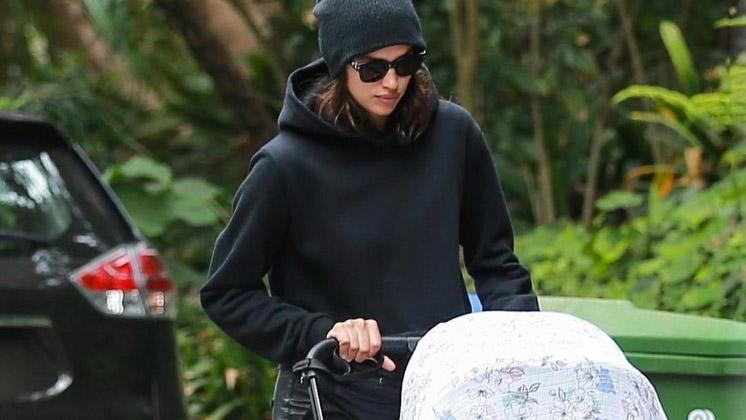 Появились первые фото Ирины Шейк с дочкой