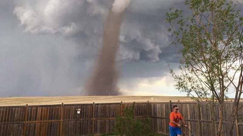 Чоловік спокійно косив газон під час торнадо: курйозне фото Чоловік спокійно косив газон під час торнадо: курйозне фото