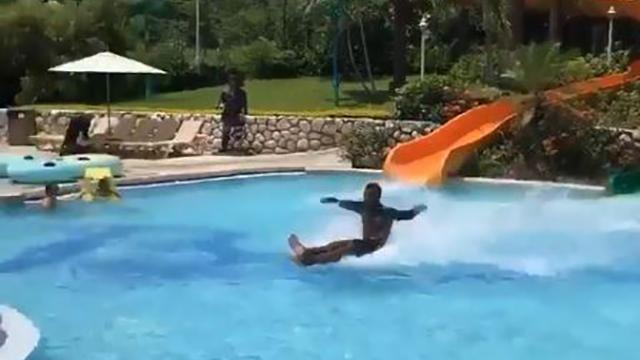 Как парень в аквапарке нарушил все законы физики: курьезное видео