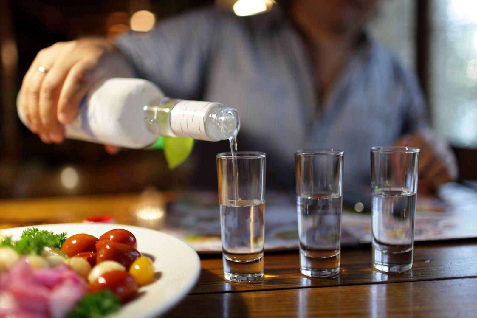 Американские бары будут транслировать слушания Коми и угощать водкой, – Business Insider