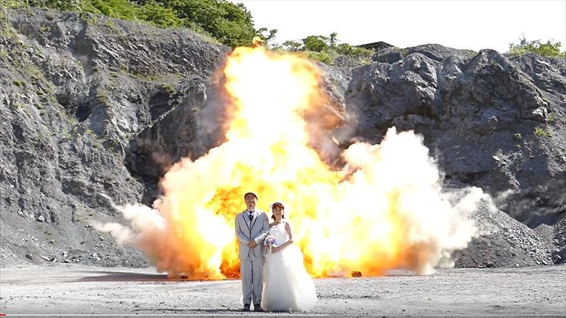 Пара устроила свадебную фотосессию на фоне взрывов: видео