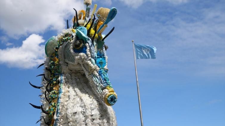 У штаб-квартиры ООН поставили скульптуры из мусора Мирового океана