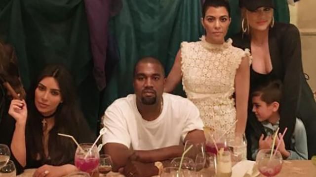 В мережі кептують над "щасливим" Каньє Вестом на сімейному фото В мережі кептують над "щасливим" Каньє Вестом на сімейному фото