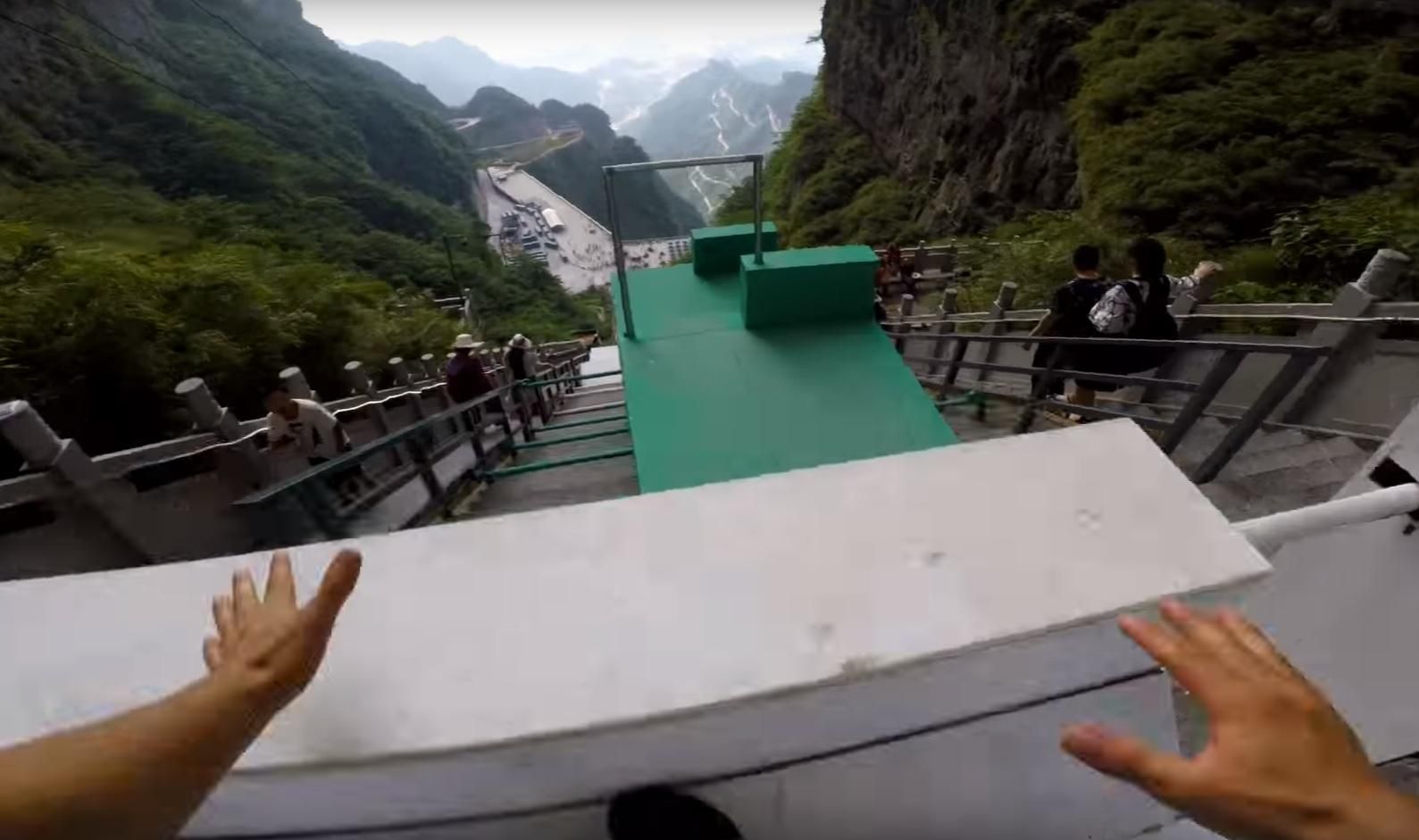 Смотреть страшно: в Китае установили 300-метровую трассу для паркура просто в горах