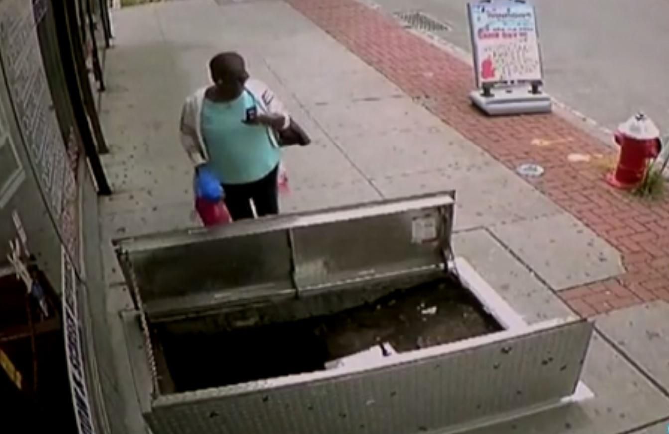 Американка задивилась у телефон та провалилась у люк: жінку госпіталізували Американка задивилась у телефон та провалилась у люк: жінку госпіталізували