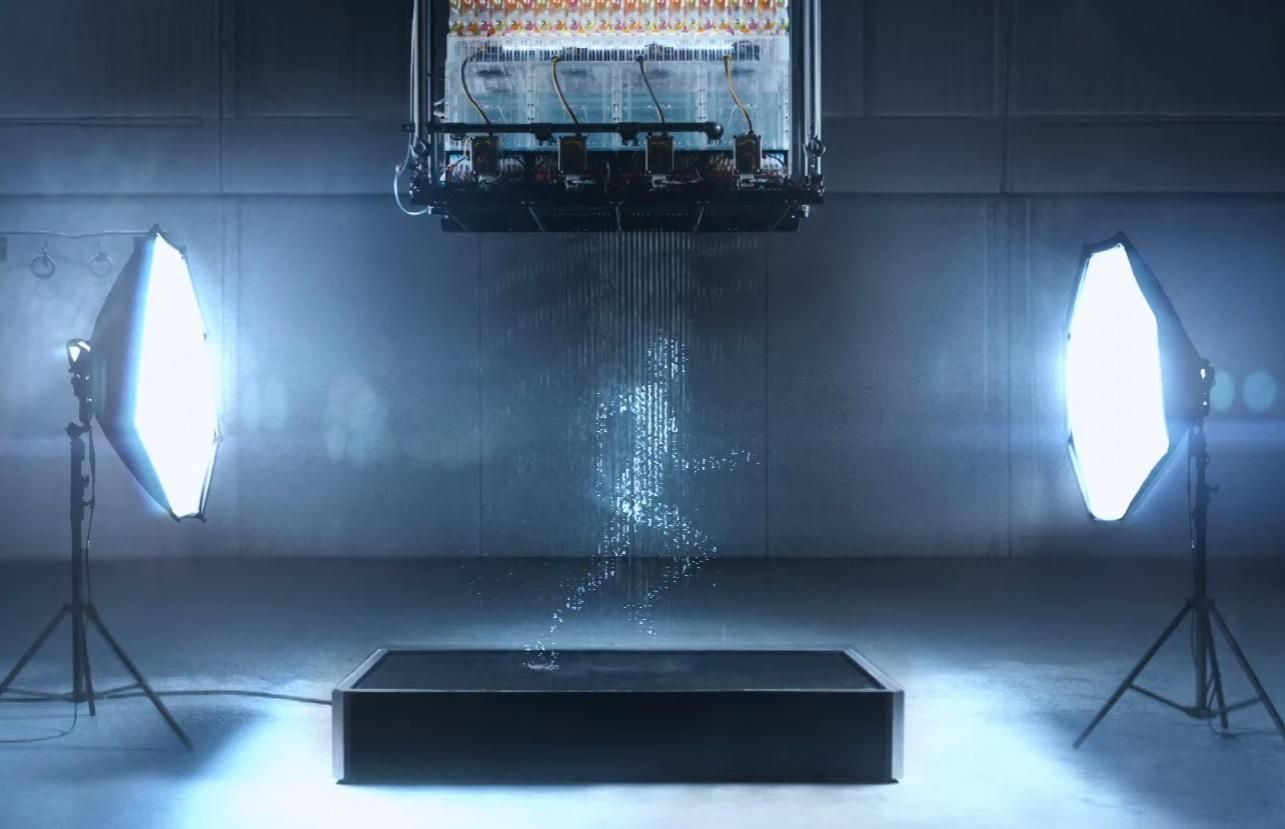 Силует із води, який біжить: створили неймовірний ролик без використання графіки Силует із води, який біжить: створили неймовірний ролик без використання графіки