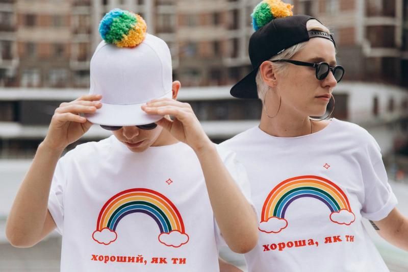 "ХУИЗИТ": український бренд випустив серію іронічних футболок на підтримку Маршу рівності
