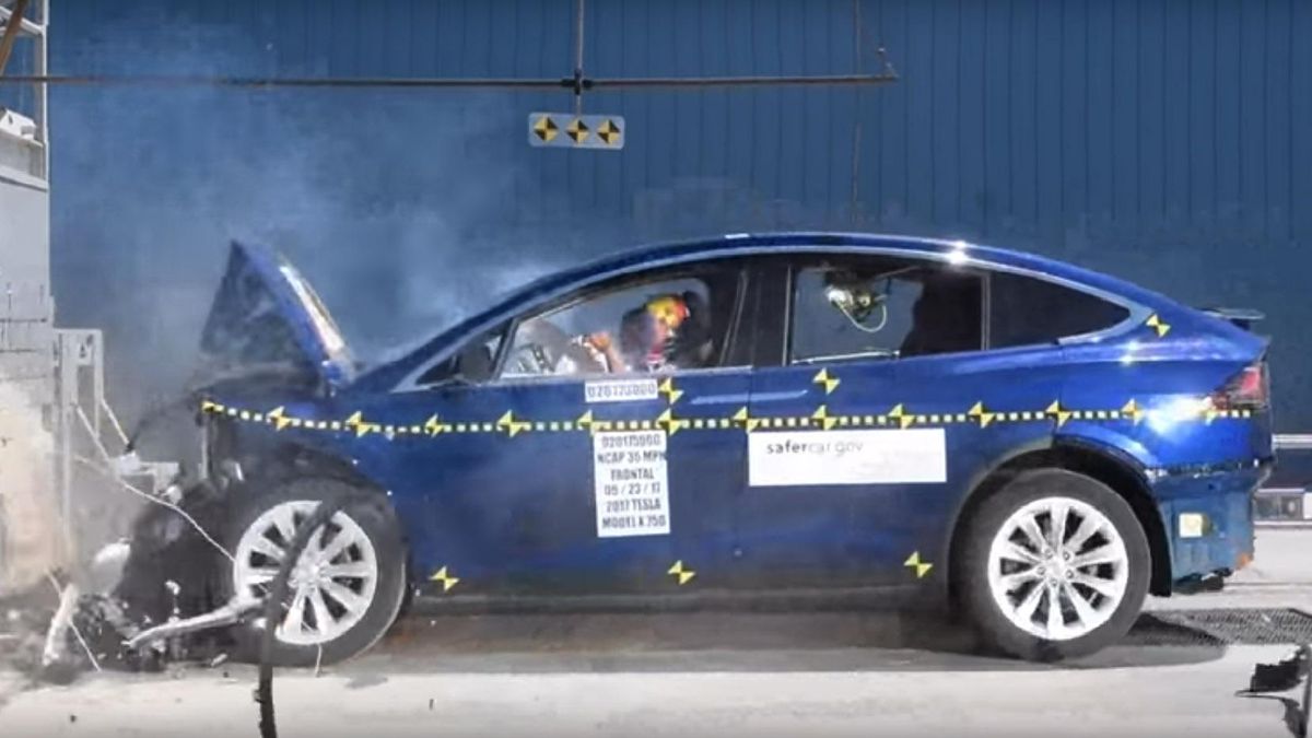 Супер-Tesla проверили на прочность: впечатляющие результаты Супер-Tesla проверили на прочность: впечатляющие результаты