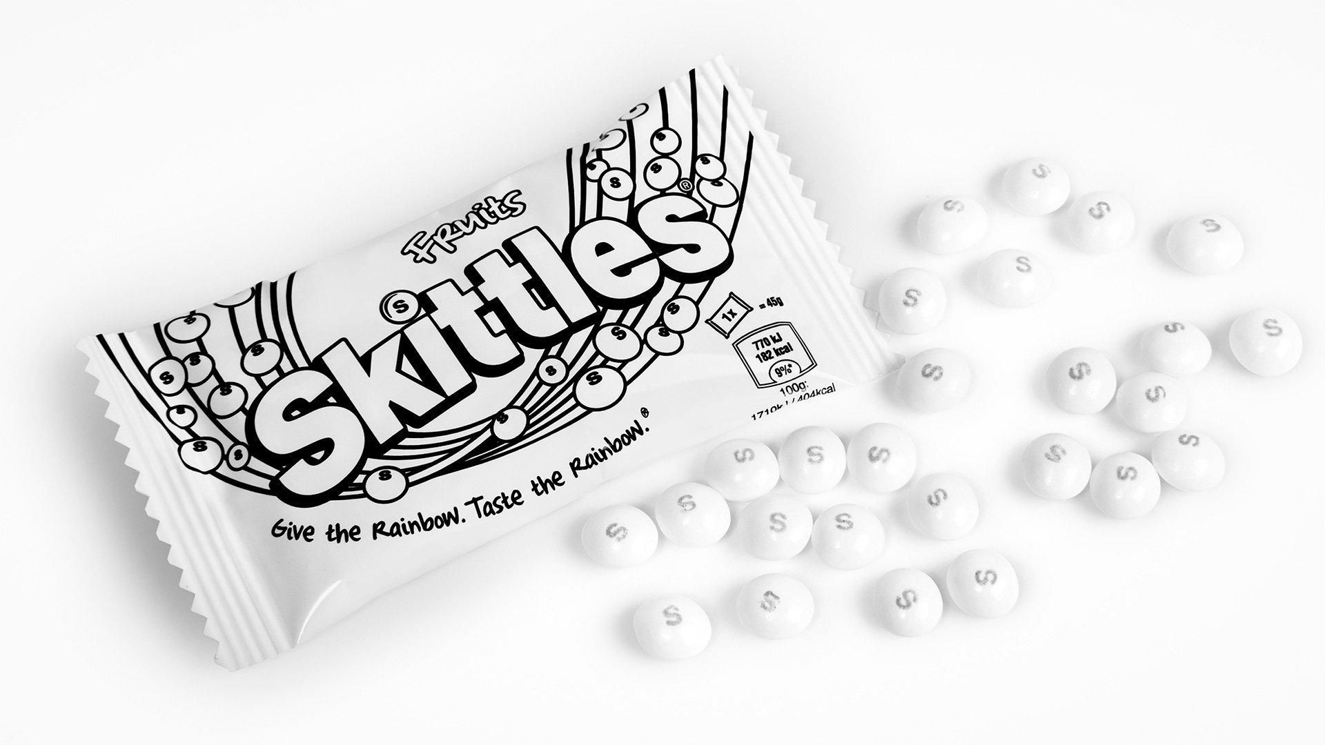 Тільки одна веселка має значення: Skittles випустили серію безбарвних цукерок в підтримку ЛГБТ