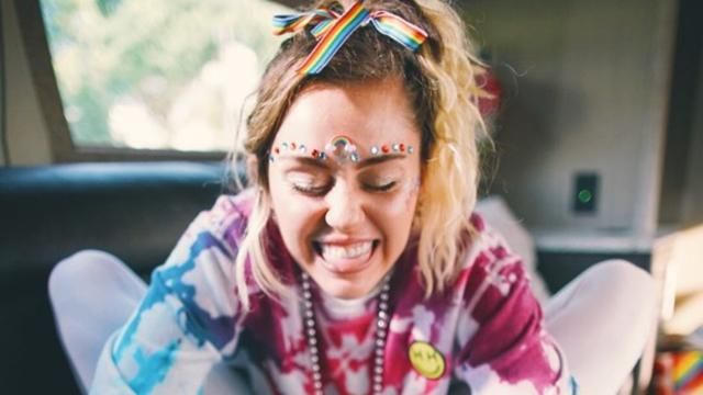 Майлі Сайрус з відомим брендом випустили колекцію взуття в підтримку ЛГБТ: яскраві фото Майлі Сайрус з відомим брендом випустили колекцію взуття в підтримку ЛГБТ: яскраві фото