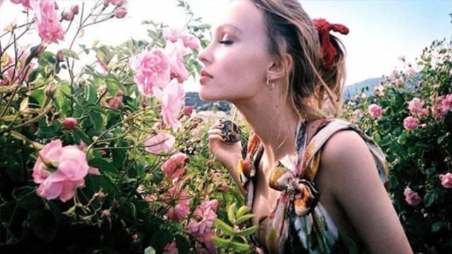 18-річна донька Джонні Деппа показала фото топлес 18-річна донька Джонні Деппа показала фото топлес