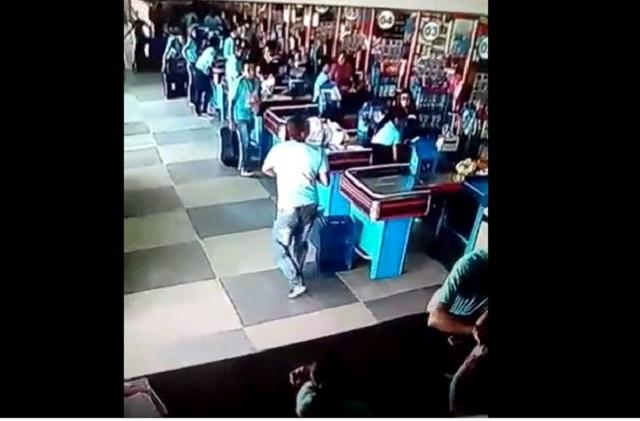 Мужчина ногой профессионально отбил товар, упавший с рук: смешное видео