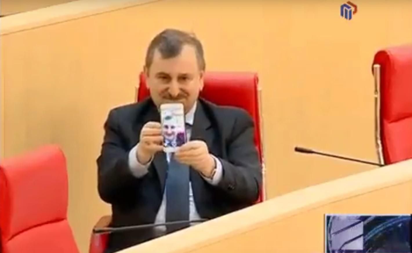 Як не треба робити селфі: грузинський депутат оконфузився на робочому місці