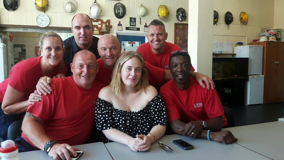 Адель навестила пожарных, которые спасали многоэтажку в Лондоне