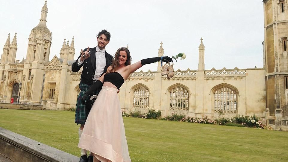 Як кембриджські студенти голяком святкували випускний: з’явились фото