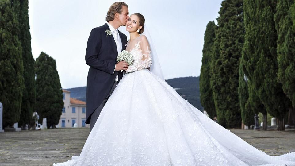 Будущая наследница бренда Swarovski вышла замуж в платье с декором в полмиллиона кристаллов
