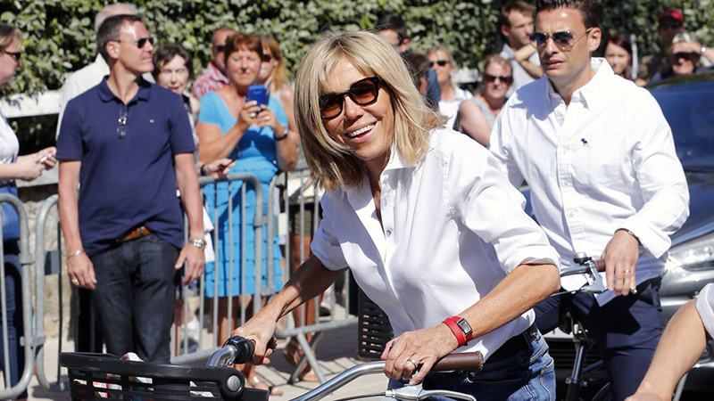 Перша леді Франції у сміливому образі покаталась на велосипеді: фото 