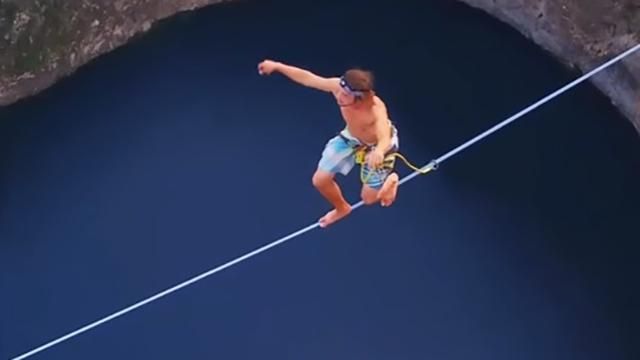 Экстремалы показали зрелищный трюк над ущельем: видео Экстремалы показали зрелищный трюк над ущельем: видео