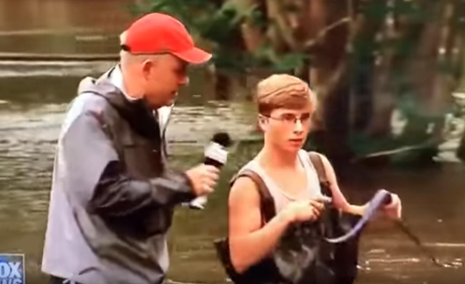 Американець по живіт у воді вигулював собаку після шторму: кумедне відео Американець по живіт у воді вигулював собаку після шторму: кумедне відео