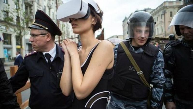 Біля Кремля затримали художницю, яка 10 днів ходила містом в окулярах віртуальної реальності