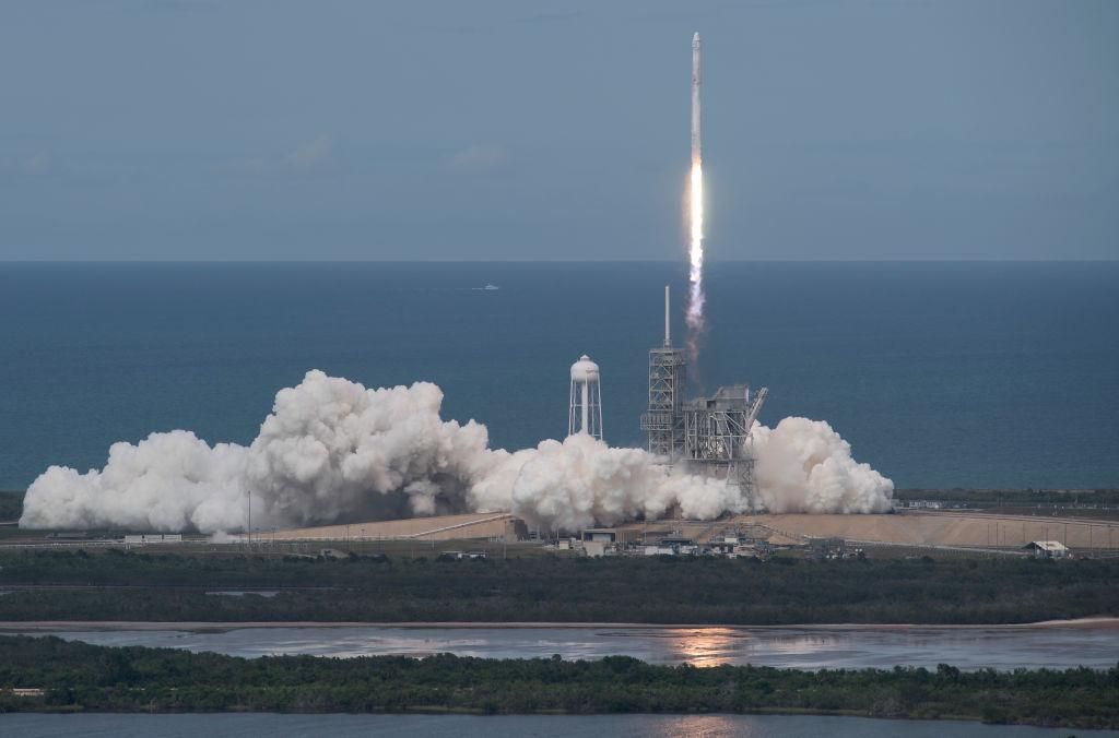 Space X успешно запустила ракетоноситель со спутником: видео