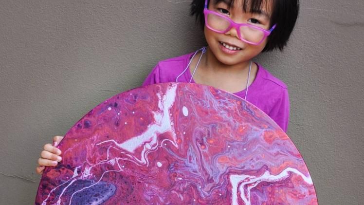 5-річна дівчинка створює "космічні" картини та віддає гроші на благодійність: фото