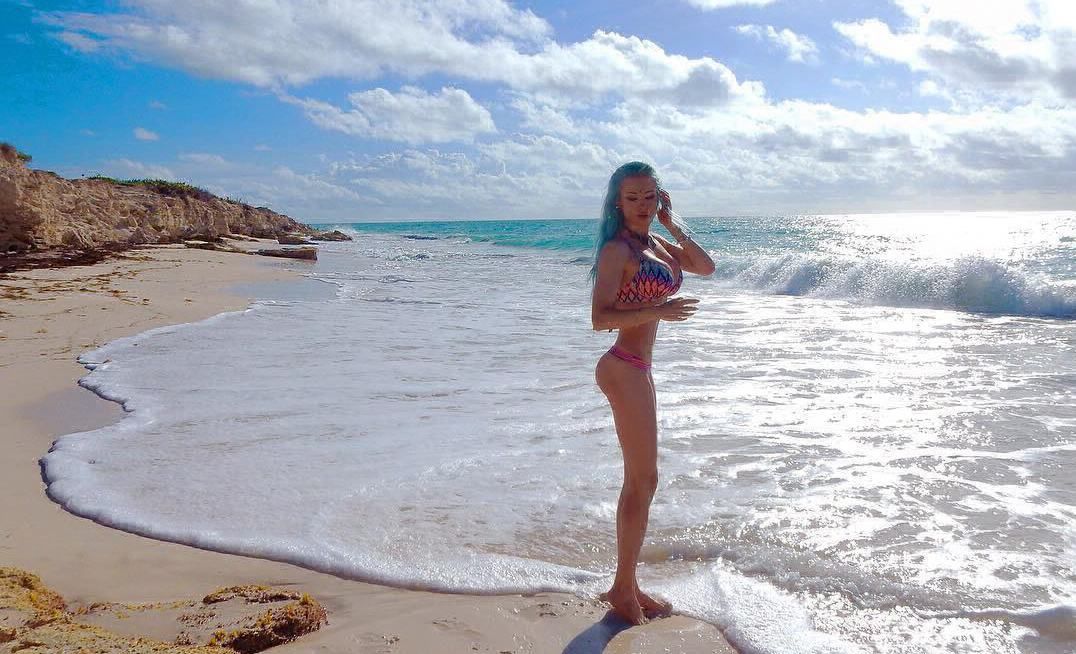 "Барбі" з Одеси оголилась на березі океану в Мексиці (18+)