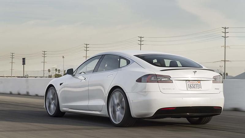 Электромобиль Tesla установил рекорд поездки без подзарядки