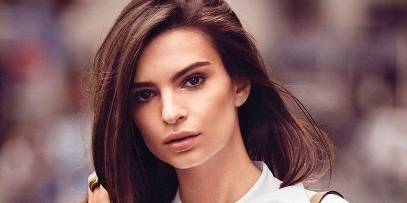 Відома модель Емілі Ратажковскі дразнить фанів спокусливими фото з відпочинку Відома модель Емілі Ратажковскі дразнить фанів спокусливими фото з відпочинку