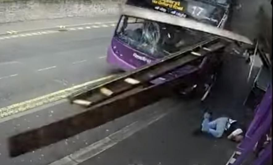 Автобус сбил мужчину, а тот встал и спокойно пошел в бар: зрелищное видео