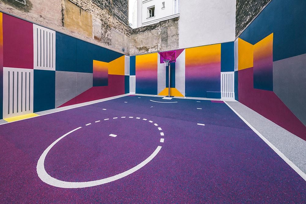 Баскетбольний майданчик в Парижі розфарбували ретро-градієнтами: з’явились фото