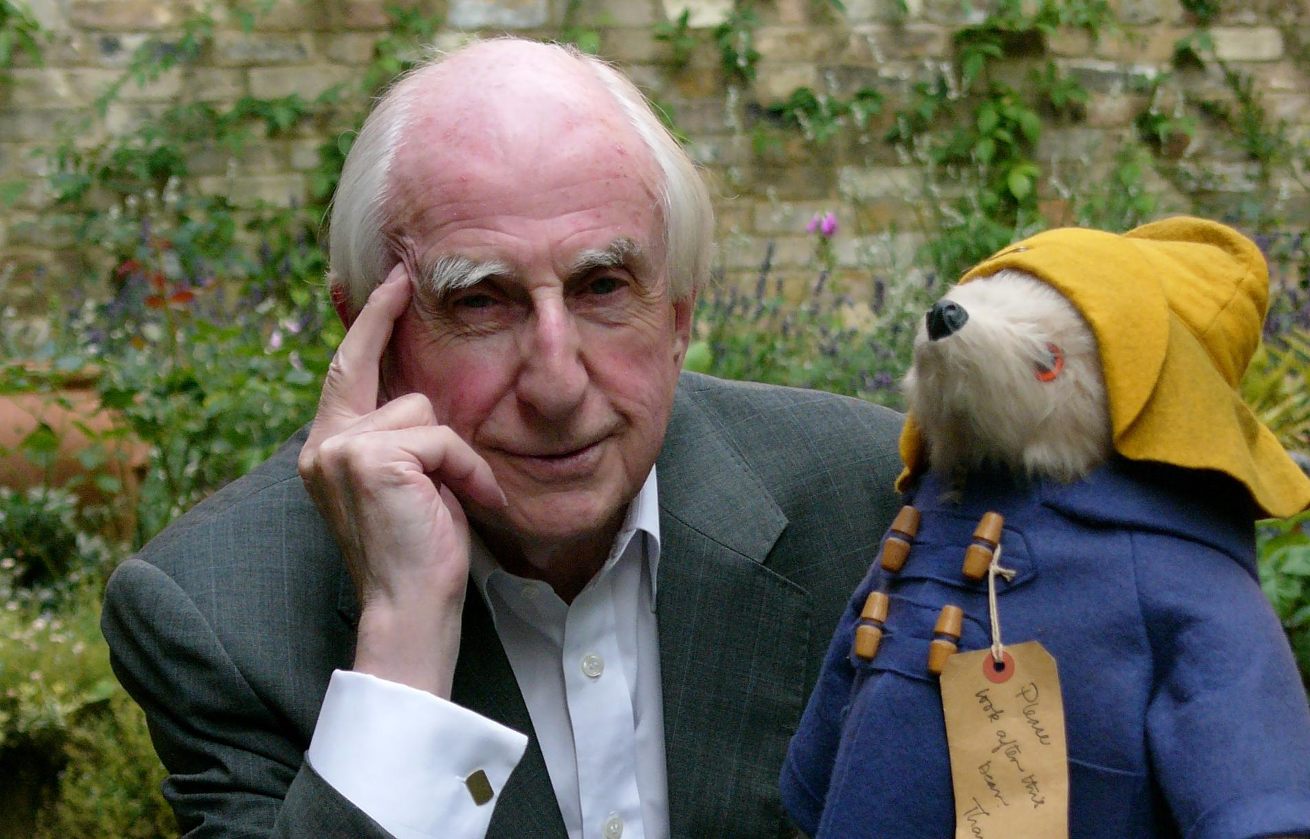 Умер Майкл Бонд – автор книги о медвежоноке Паддингтоне