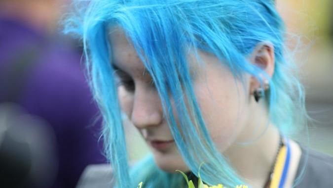 Блакитне волосся, вишиванка та золота медаль: мережу вразила незвична випускниця з Тернополя: фото
