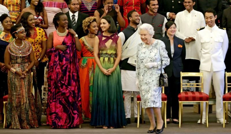 Королева Великобритании удивила всех нежным платьем Королева Великобритании удивила всех нежным платьем