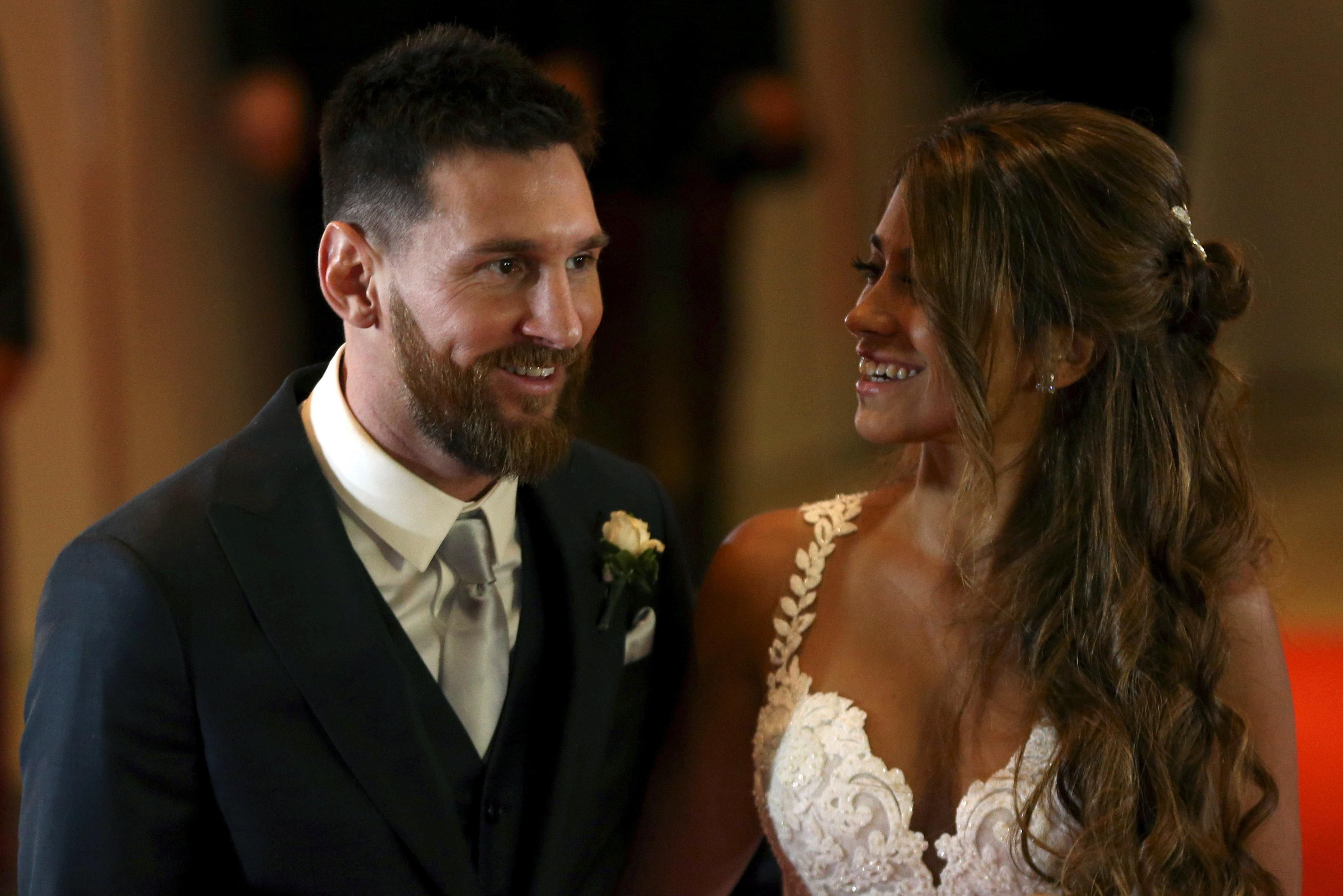 Відомий футболіст Ліонель Мессі одружився: фото із церемонії