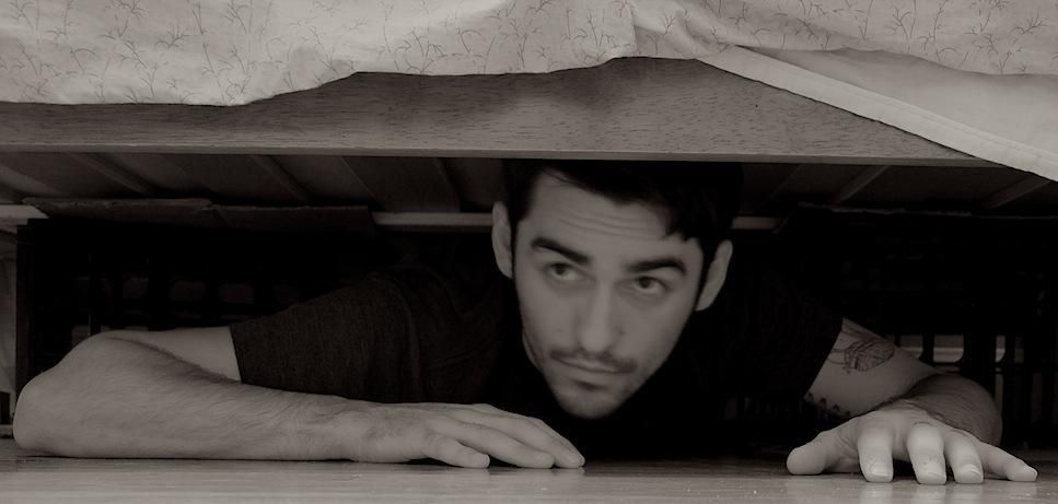 Мужчина решил спрятаться под кроватью от полиции: не помогло