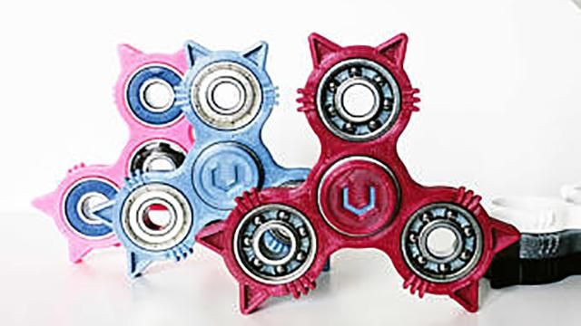 Даже кот умеет крутить спиннер: смешное видео Даже кот умеет крутить спиннер: смешное видео