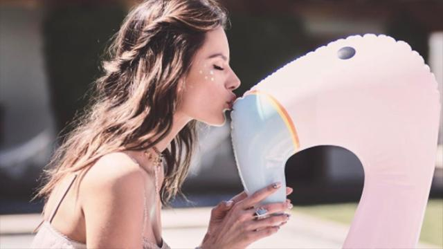 Известная модель ко Дню независимости США показала абсолютно голое тело: 18+