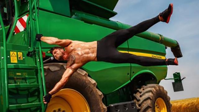 Австрийские фермеры снялись обнаженными для календаря: фото 18+