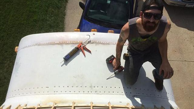 Семья превратила старый автобус в комфортный дом на колесах: фото