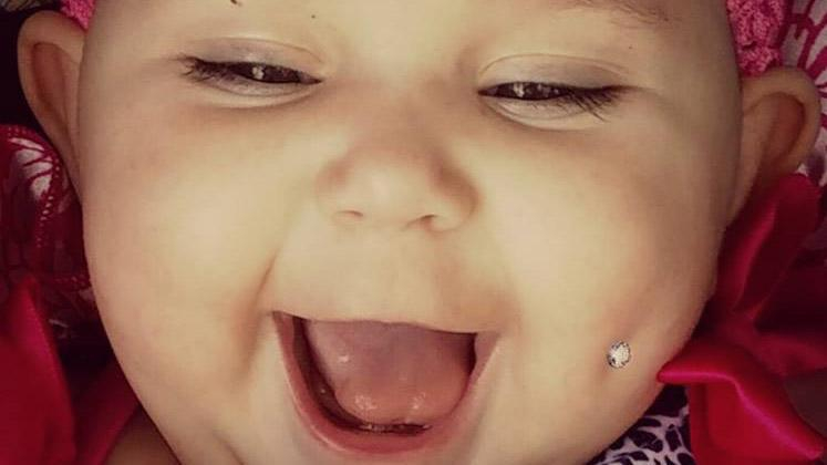 Женщина сделала младенцу пирсинг на лице, чтобы привлечь внимание к важной проблеме