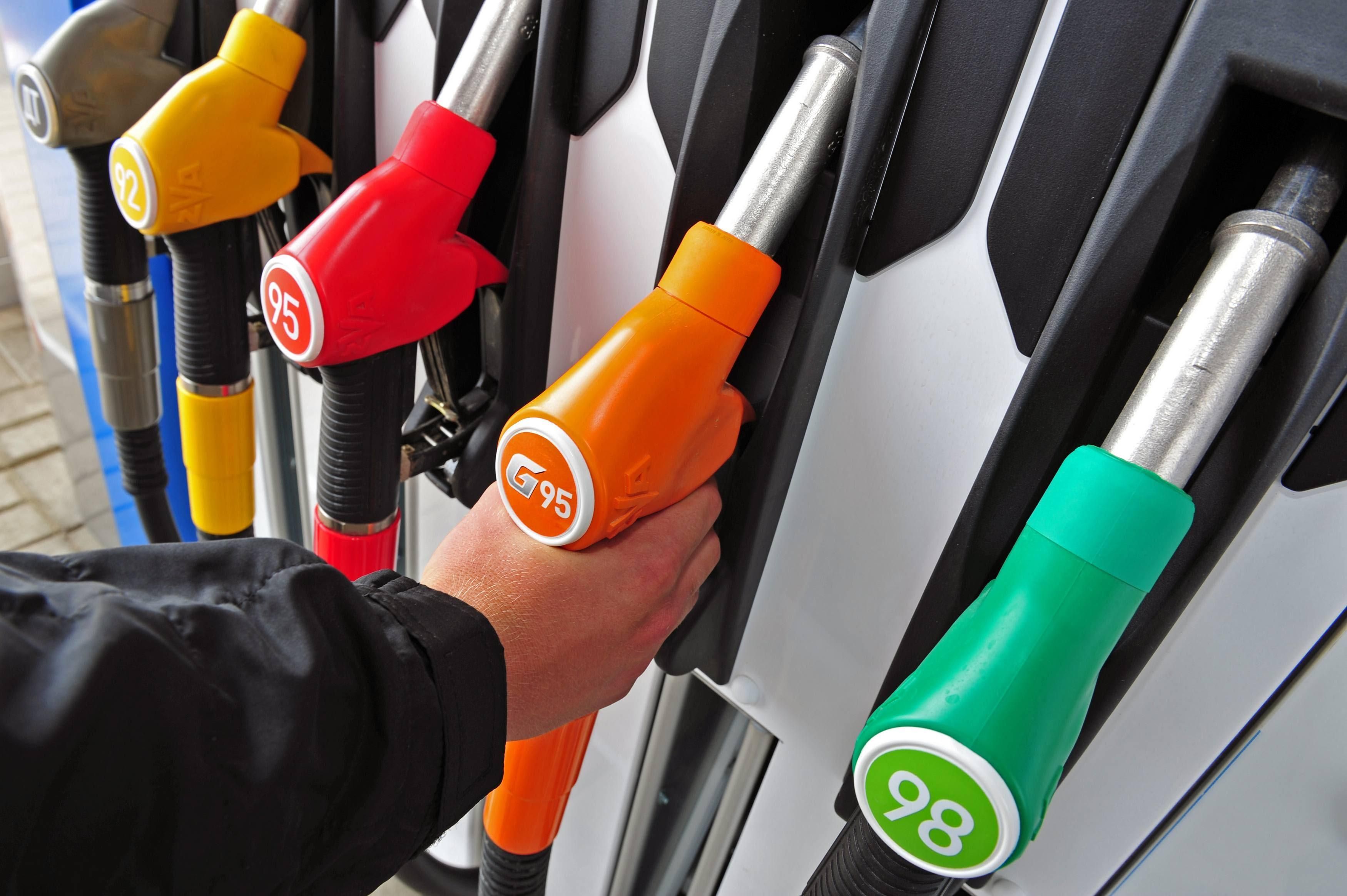 Уряд Франції хоче заборонити продаж авто на бензині