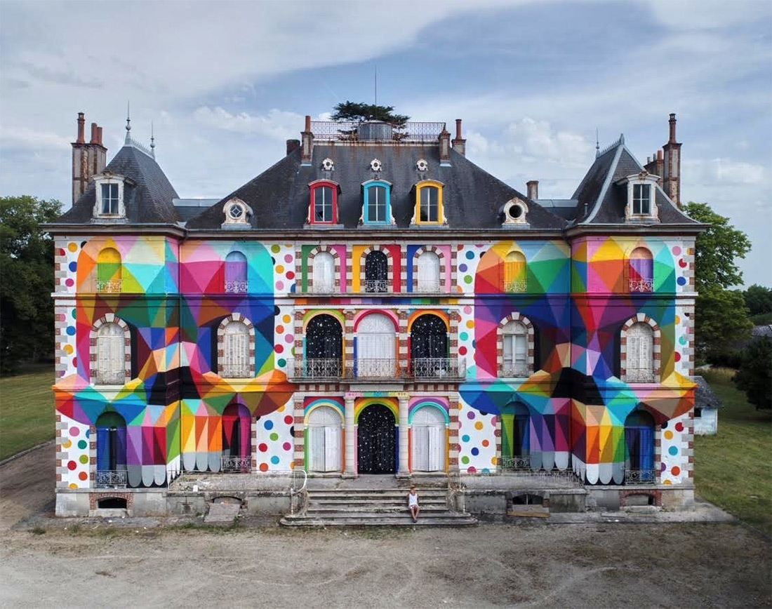Художник превратил фасад заброшенного дворца в арт-объект: невероятные фото